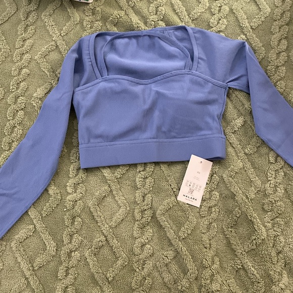 HALARA NWT CROPPED LONG-SLEEVE WORK OUT TOP - Picture 2 of 6